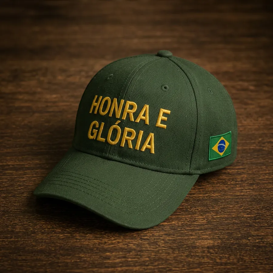 Boné verde com bordado dourado Honra e Glória e patch da bandeira do Brasil