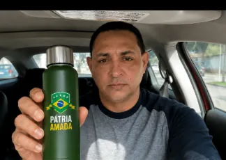 Hugo Souza com a garrafa térmica Pátria Amada