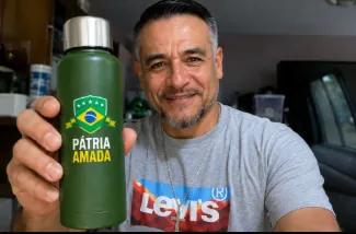 Mateus Novaes com a garrafa térmica Pátria Amada